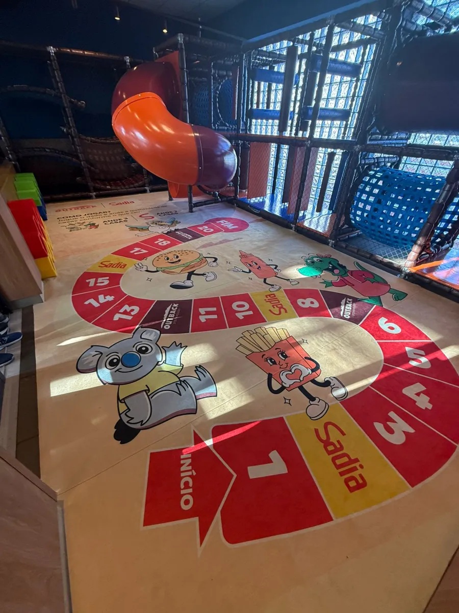 Tapete personalizado com personagens e identidade visual Sadia em espaço infantil do Outback